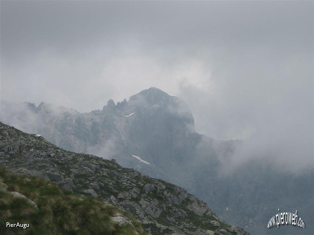 34 si intravede la cima del Blumone.JPG